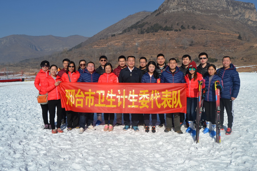 参加市直单位干部职工冰雪趣味运动会1.JPG